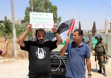 مواطنون يتظاهرون ضد عمليات الهدم الإسرائيلية للمنازل الفلسطينية في قرية صور باهر ، التي تقع على جانبي الجدار الفاصل الإسرائيلي في القدس الشرقية ، 02 آب / أغسطس 2019.