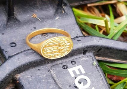 امرأة تكتشف كنزا قيمته 10 آلاف جنيه إسترليني