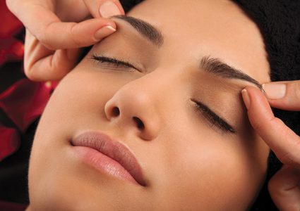 خلطة لتعزيز نمو الحاجبين