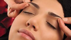 خلطة لتعزيز نمو الحاجبين