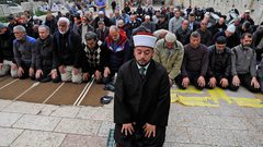 مئات المواطنين يؤدون صلاة الجمعة بحي وادي الحمص