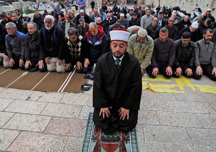 مئات المواطنين يؤدون صلاة الجمعة بحي وادي الحمص