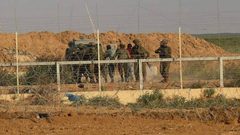 الاحتلال يعتقل شاباً شمال غزة بزعم اجتيازه السياج الفاصل