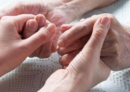 دراسة: الحياة الاجتماعية تنقذ كبار السن من الخرف والتعاسة