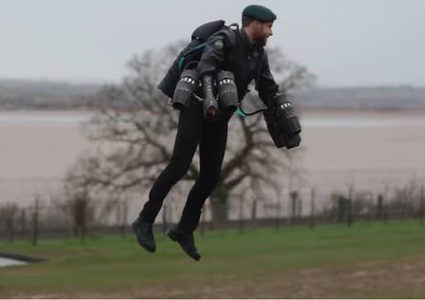شاهد.. بريطاني يحول نفسه إلى طائرة نفاثة!