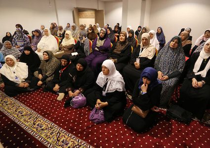 حاجَّات فلسطينيات يتلقين دروساً دينية بمكة المكرمة خلال موسم الحج