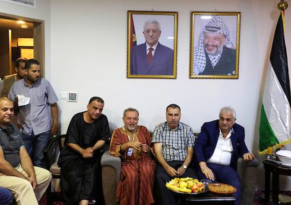 وفد من وزارة الأوقاف يزور حجاج فلسطين بمكة ويتابع أوضاعهم