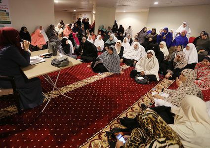 حاجَّات فلسطينيات يتلقين دروساً دينية ،اليوم السبت ،في مكة المكرمة ،بالمملكة العربية السعودية.