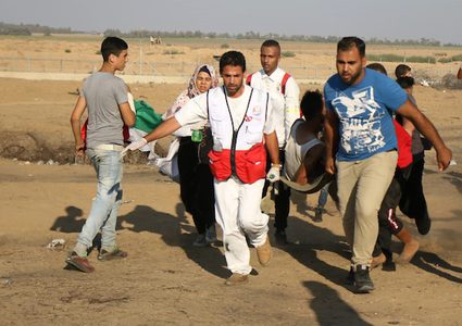 أصيب 49 مواطنا بالرصاص الحي والمطاطي والعشرات بالاختناق ،يوم الجمعة، اثناء مهاجمة قوات الاحتلال الاسرائيلي للمشاركين في المسيرات الاسبوعية السلمية التي تقام ايام الجمعة من كل اسبوع شرقي قطاع غزة.