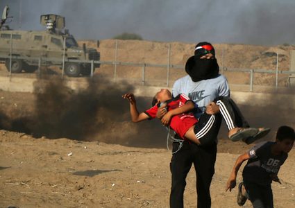 أصيب 49 مواطنا بالرصاص الحي والمطاطي والعشرات بالاختناق ،يوم الجمعة، اثناء مهاجمة قوات الاحتلال الاسرائيلي للمشاركين في المسيرات الاسبوعية السلمية التي تقام ايام الجمعة من كل اسبوع شرقي قطاع غزة.