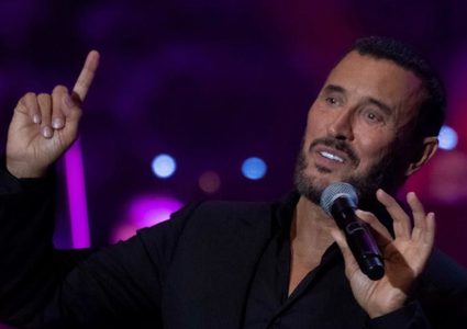 فتاة تقتحم المسرح لالتقاط صورة مع كاظم.. وهذا ما قاله