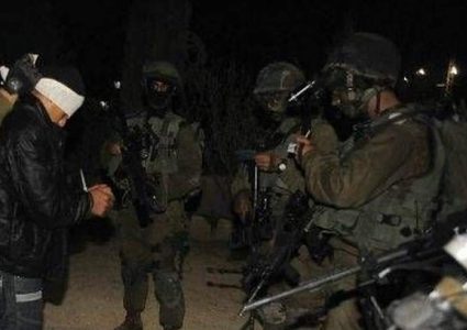 الاحتلال يعتقل ثلاثة مواطنين من قطاع غزة