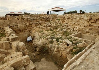 باحثون وخبراء من غزة وفرنسا يواصلون أعمال التنقيب والترميم