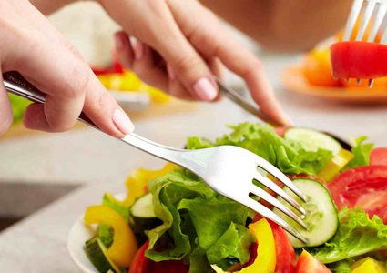 دراسات تحدد الوقت المثالي لتناول الوجبات الغذائية
