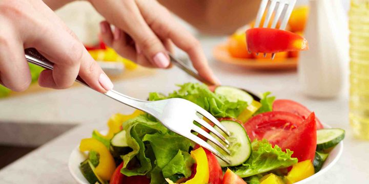 دراسات تحدد الوقت المثالي لتناول الوجبات الغذائية