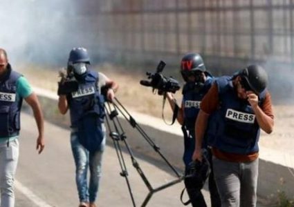 التجمع الديمقراطي يستنكر ويدين استهداف الصحفيين في القدس وغزة