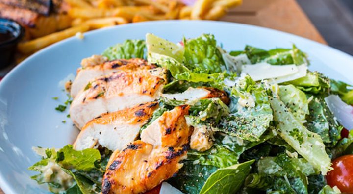 تحضير سلطة سيزر بالدجاج