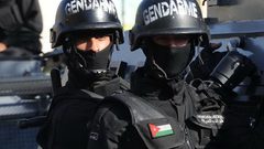الدرك الأردني يساعد عراقية في دفن جثمان والدتها