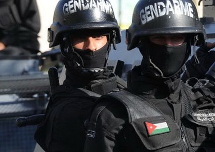 الدرك الأردني يساعد عراقية في دفن جثمان والدتها