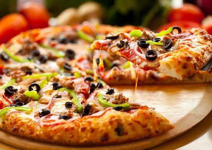 إيطاليون يحطمون رقمًا قياسيًا بصنع البيتزا العملاقة