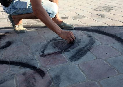 الشاب معاوية عاشور "24 عاماً " ، هاوٍ للرسم ، يستخدم الفحم ليرسم ويظهر ابداعته على الأرض بالقرب من عربته التي يبيع عليها المشروبات الساخنة ، ليهرب من شبح البطالة التي تلاحقه وتلاحق الكثير من الشباب، على شاطئ بحر الشيخ عجلين ،غرب مدينة غزة  .