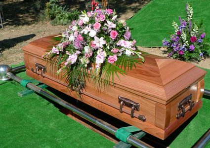 القضاء الأميركي يلاحق شابة مولعة بقراءة صفحة الوفيات في الصحف!