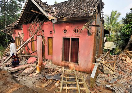 قتلى وجرحى في زلزال ضرب جزيرة جاوا الاندونيسية