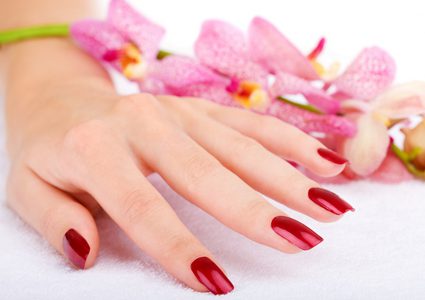 لعروس الموسم: هكذا تعتني بأظافرك