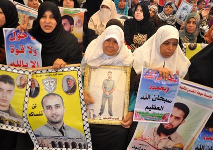 محافظة قلقيلية تُكرّم عائلات الأسرى من خريجي جامعة القدس المفتوحة