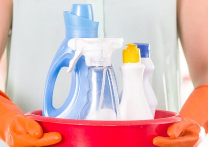 تحذير.. خلط مواد التنظيف خطر كبير يهدد صحة ربة المنزل