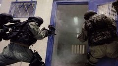 قوات الاحتلال تقتحم سجن عوفر وتشن حملة تفتيش واسعة