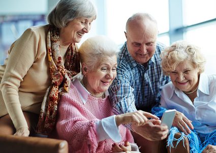 رؤية أصدقائك تقلل من فرص الإصابة بالخرف!