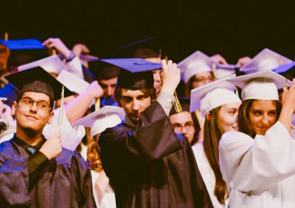 مؤسسات أريحا تكرم الطلبة المتفوقين في امتحان الثانوية العامة