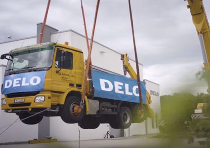 غراء لاصق يرفع 17 طنا في الهواء!