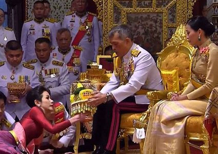 ملك تايلاند يتزوج عشيقته بحضور زوجته الملكة
