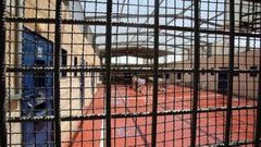 أسيران يعلقان إضرابهما المفتوح عن الطعام