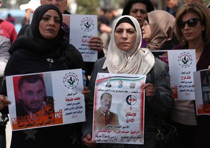 وقفة تضامنية دعما للأسرى المضربين في رام الله