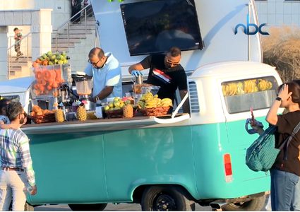 "ماندلينا" من حافلة تنقل الرُكاب إلى مشروع يصنع العصائر