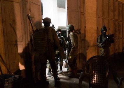 حملة اعتقالات بالضفة طالت (22) مواطنًا