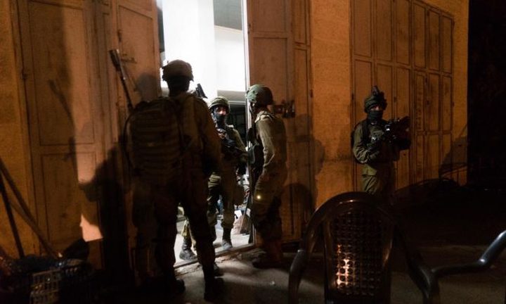 حملة اعتقالات بالضفة طالت (22) مواطنًا