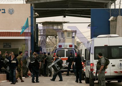 6 من الأسرى يشرعون بالإضراب عن الطعام في سجن عوفر