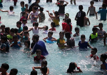 أطفال يقضون اجازتهم الصيفية بإحدى المنتجعات في مدينة غزة