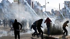 عشرات الإصابات بالإختناق بمواجهات مع الاحتلال في طمون