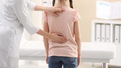 آلام الظهر لدى الأطفال .. الأسباب والعلاج