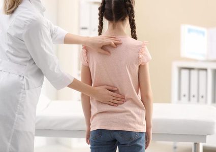 آلام الظهر لدى الأطفال .. الأسباب والعلاج