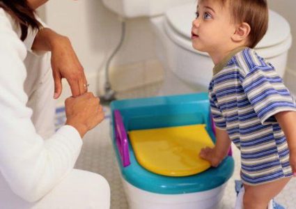 طفلك وكرسي الحمام، كيف تتعاملين معهما؟