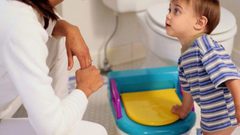 طفلك وكرسي الحمام، كيف تتعاملين معهما؟