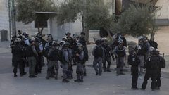 اعتقال شاب من مصلى باب الرحمة وتهديد مواطنة بالاعتقال