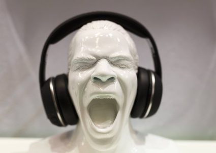 أضرار الاستماع للموسيقى الصاخبة