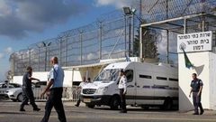 إصابة معتقلين برضوض وكسور أثناء نقلهم إلى معسكر حوارة